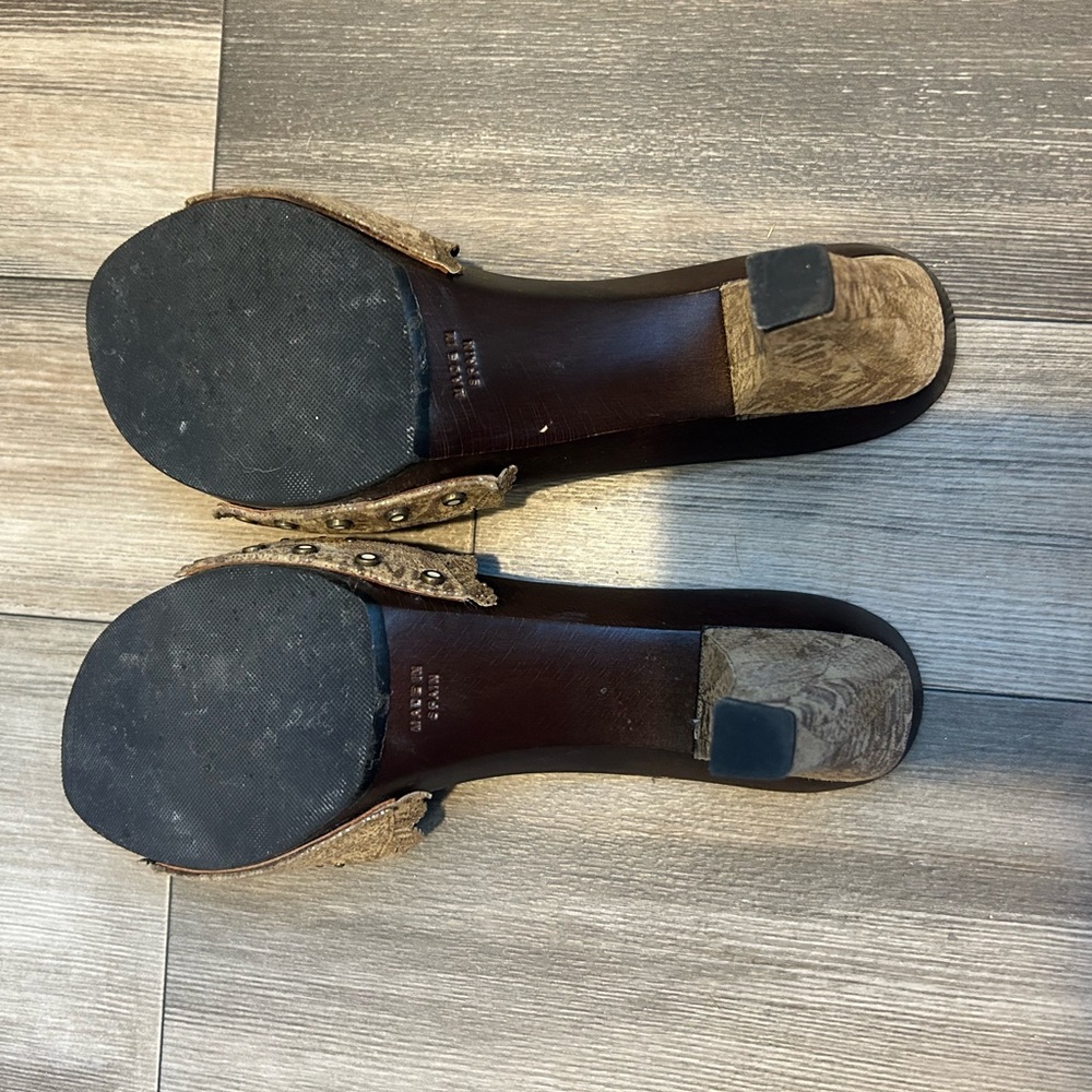 Vintage Stuart Weitzman Wood Studded Metallic Gold Heels - Picture 3 of 3